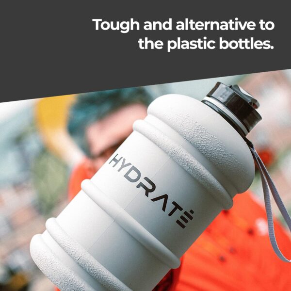 HYDRATE Garrafa de água grande de 2,2 L - Jarro de água potável para academia para homens - copo grande para esportes e treino - boca larga e design à prova de vazamento - conveniente tampa flip e alça de transporte - segura para geladeira - cinza fosco Visite a loja HYDRATE - Image 6